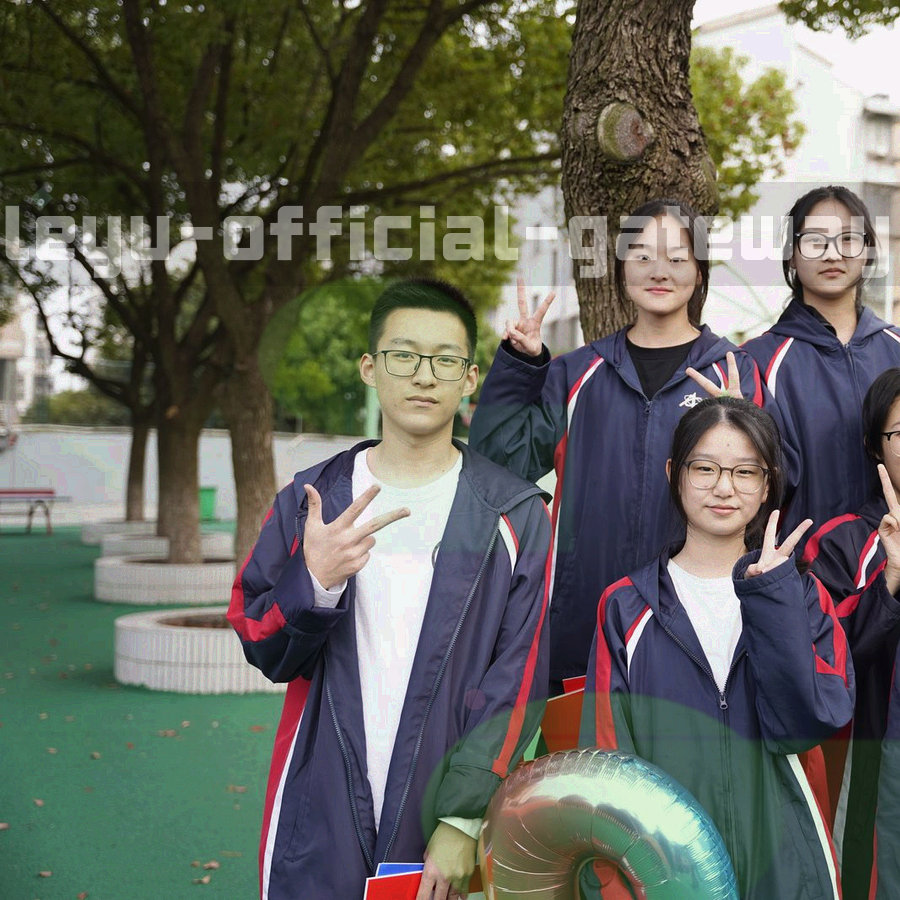 切角方形徽章群组，内含几何线条与网格纹理，代表专业分工与认证体系